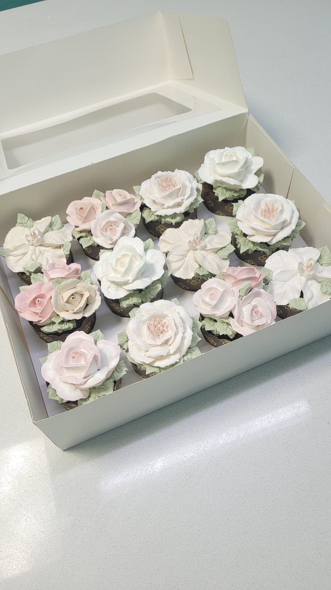 קאפקייקס עם פרחים מזולפים